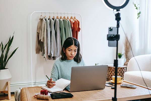 Jeune femme &eacute;laborant une strat&eacute;gie de marketing digital