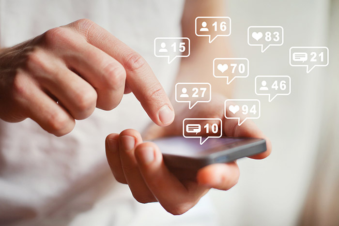 Personne t&eacute;l&eacute;phone dans les mains