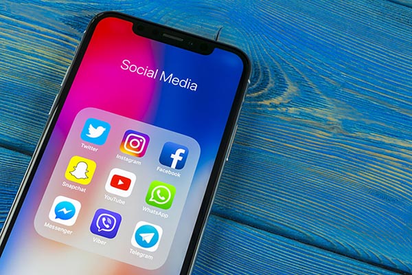 T&eacute;l&eacute;phone r&eacute;seaux sociaux