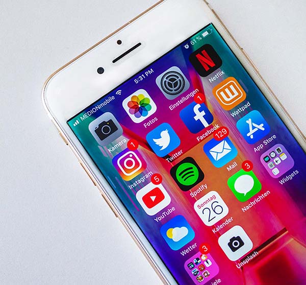 T&eacute;l&eacute;phone r&eacute;seaux sociaux